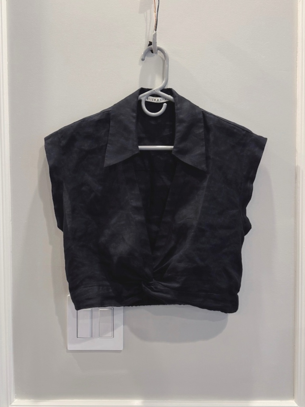 Alice + Olivia Mila Black Linen Twist Front Crop Top Size 4